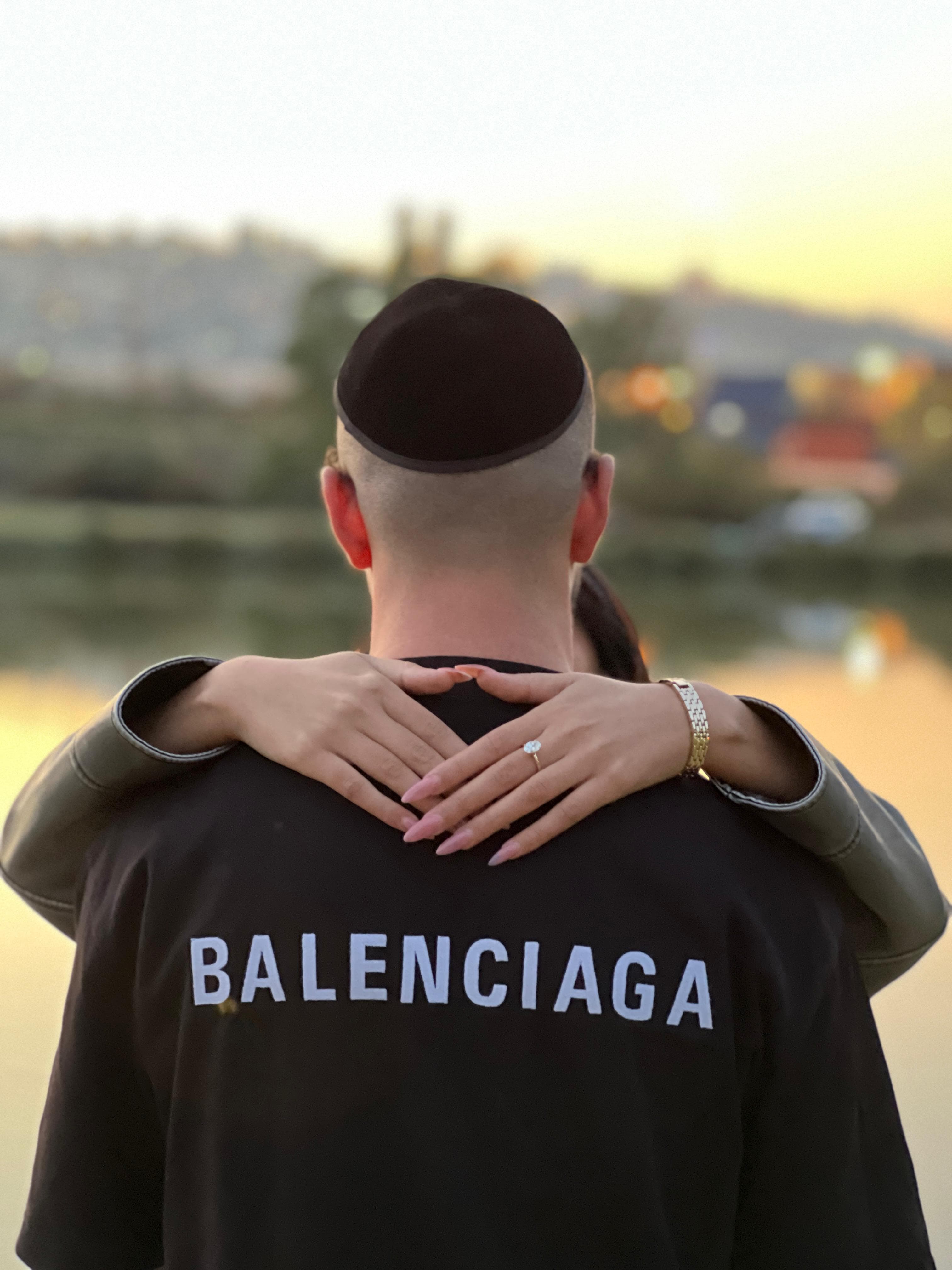 זוג ליד האגם בשקיעה