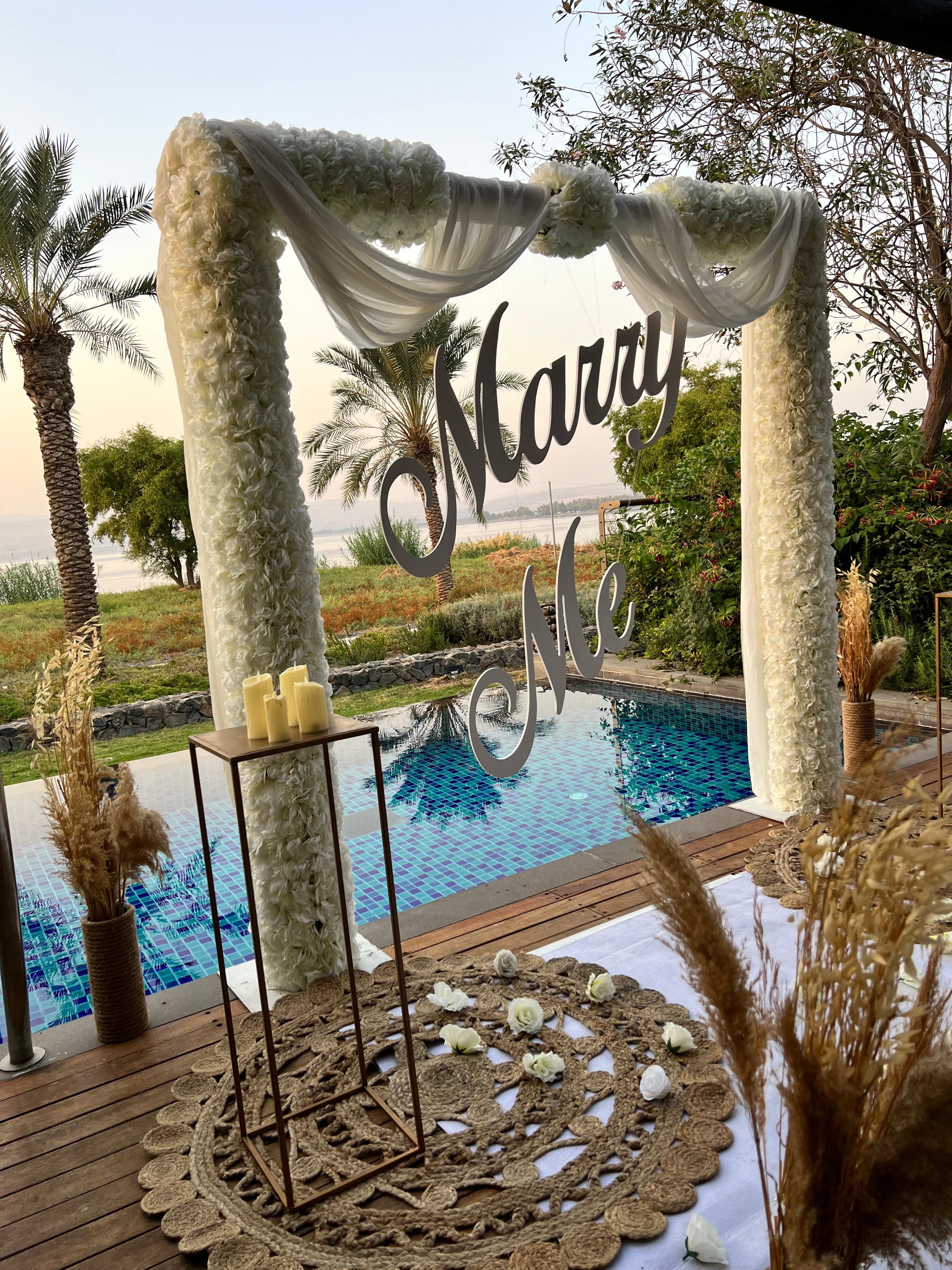 הצעה בבריכה